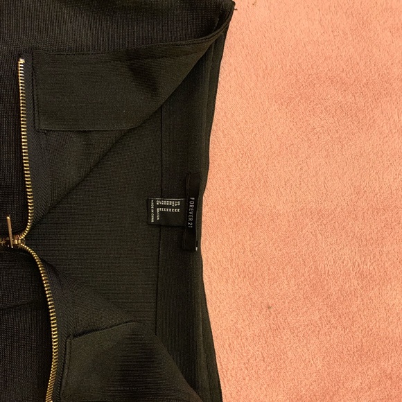 Form fitting black pencil skirt - Picture 3 of 6